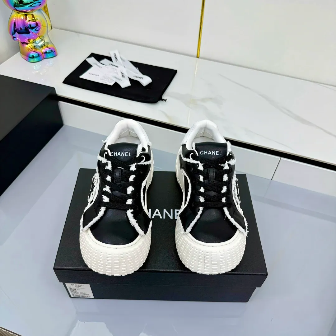👟👟Ex-factory price 640👟👟 Chanel bread shoes ~ original calfskin panda shoes Chanel 25C latest hot style panda black and white sports shoes casual sneakers Xiaoxiang hot item classic black and white panda color coco girls must pay Fabric: original custom mixed sheepskin lining: original imported breathable mesh lining outsole: Original molded rubber + TPU combination Size: Women's 35-41 Buy now👉